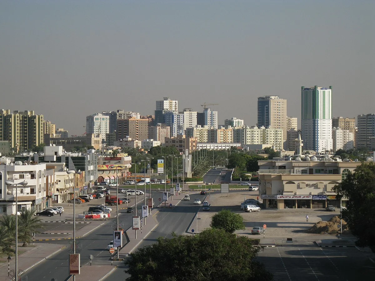 Die Al-Zaher-Palast-Straße in Adschman