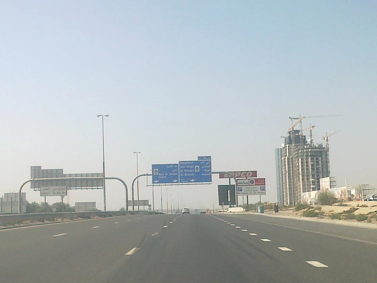 Die Straße von Dubai nach Al-Ain