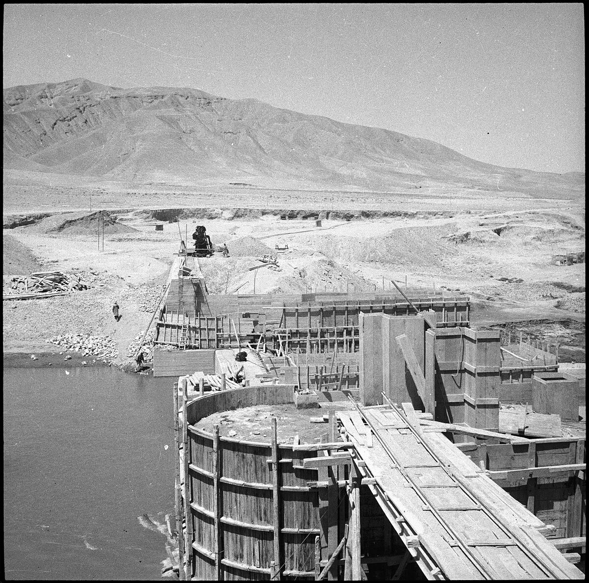 Konstruktion über den Fluss in Pol-e Chomri