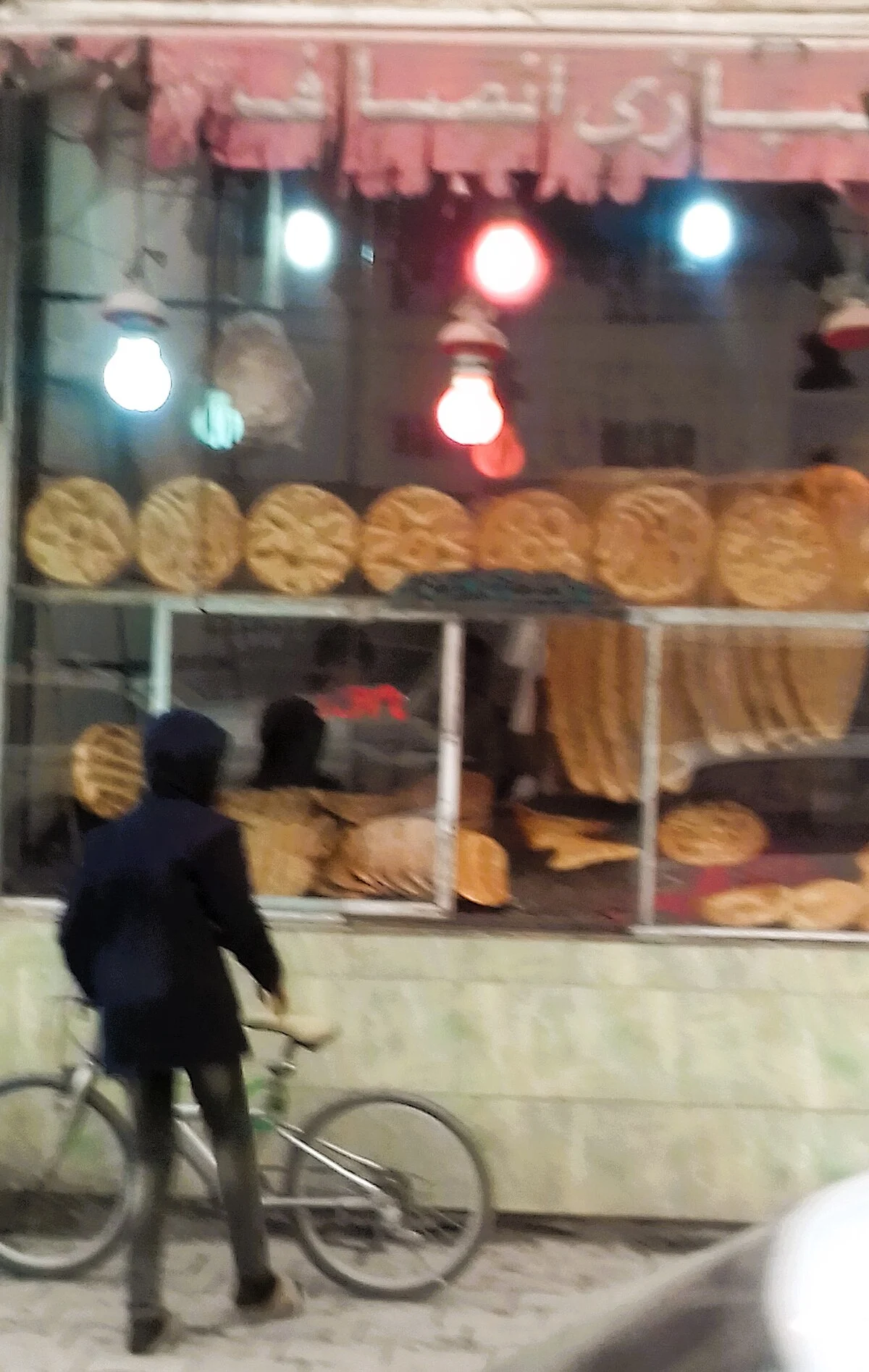 Junge vor einer Bäckerei in Kabul