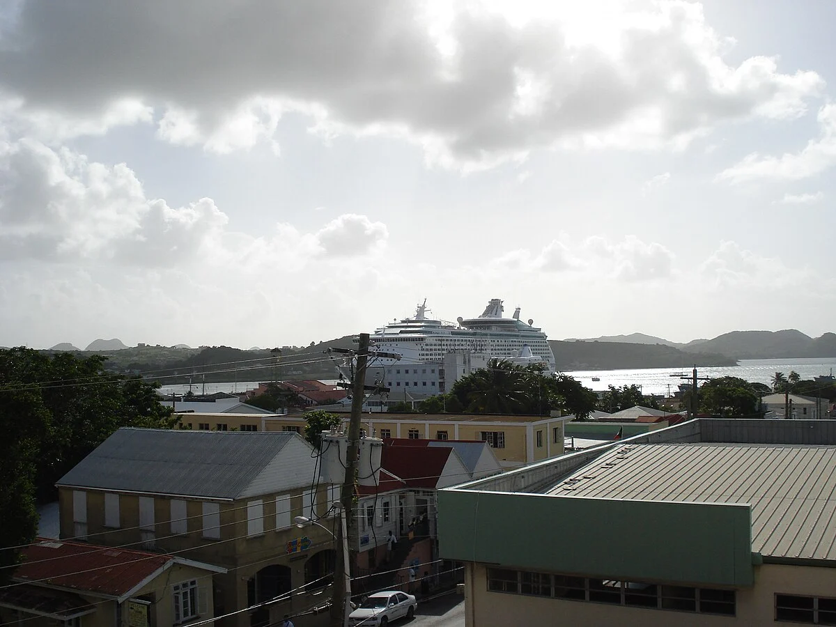 Der Hafen von St. John’s mit Kreuzfahrtschiff