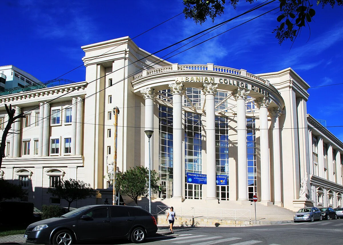 Das Albanian College im Zentrum von Durrës
