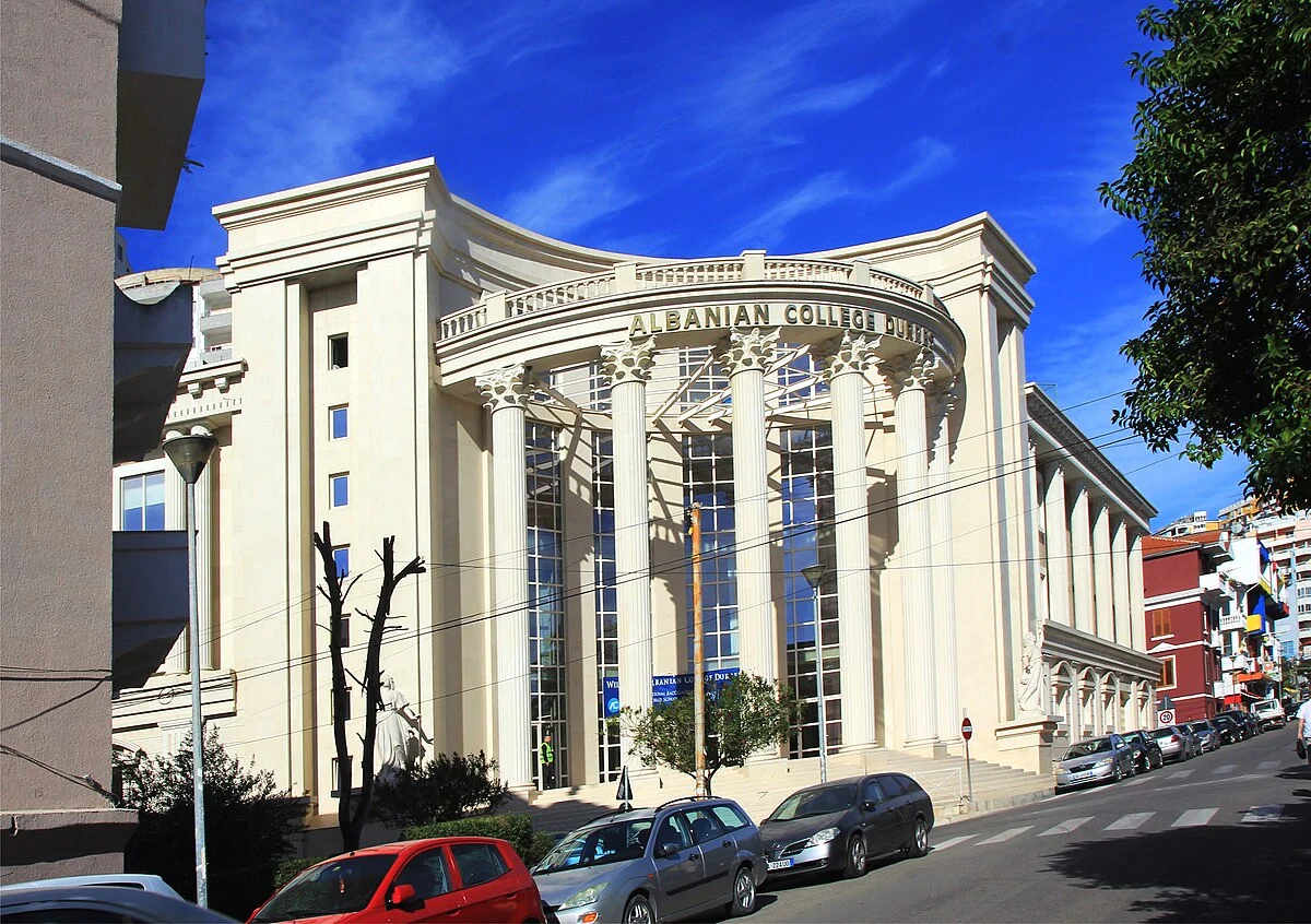 Das Albanian College im Zentrum von Durrës