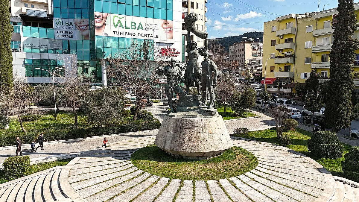 Das Denkmal Toka Jonë in Lushnja aus der Luft