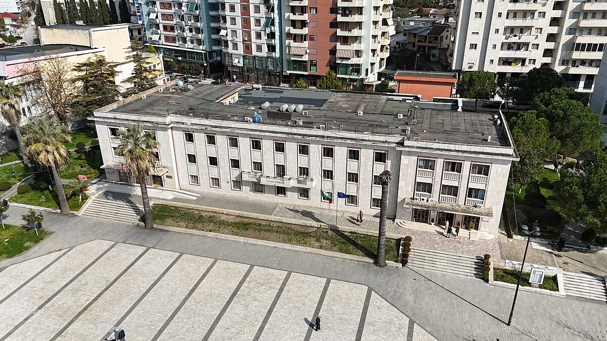 Das Rathaus von Lushnja aus der Luft
