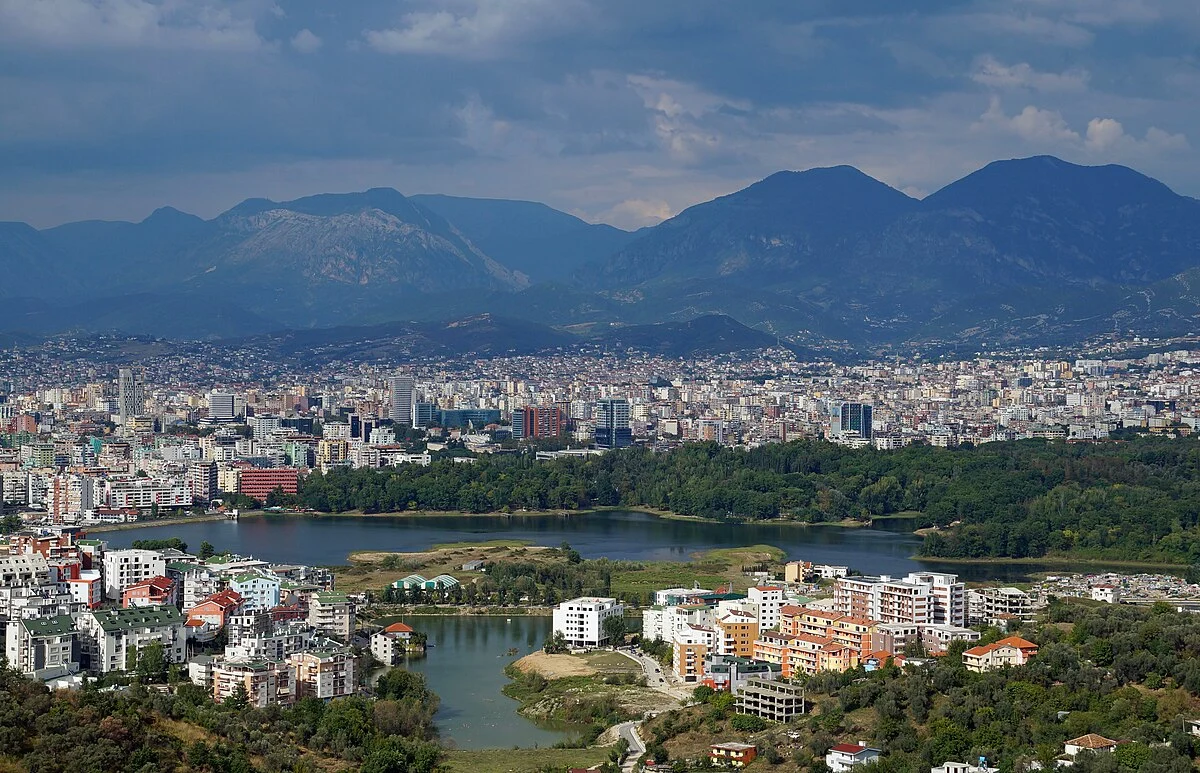 Tirana von Süden mit dem Stausee und dem Großen Park