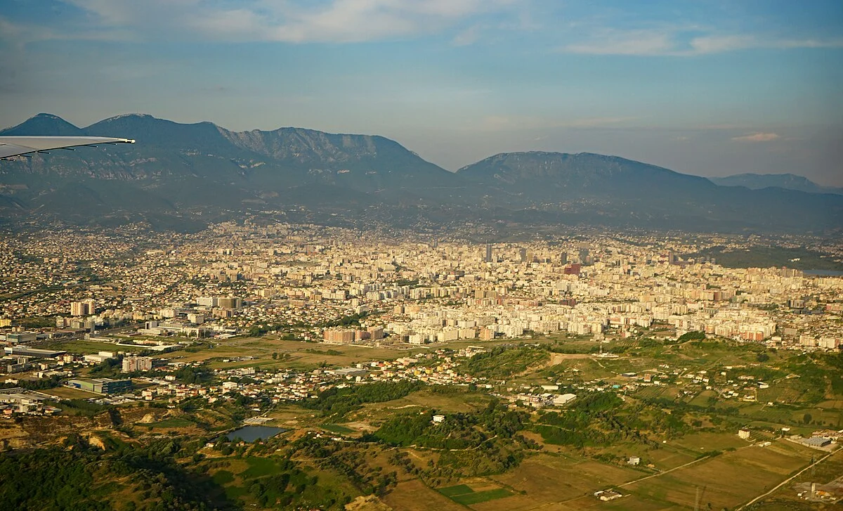 Neubaugebiete in Yzberish am westlichen Stadtrand von Tirana aus der Luft.