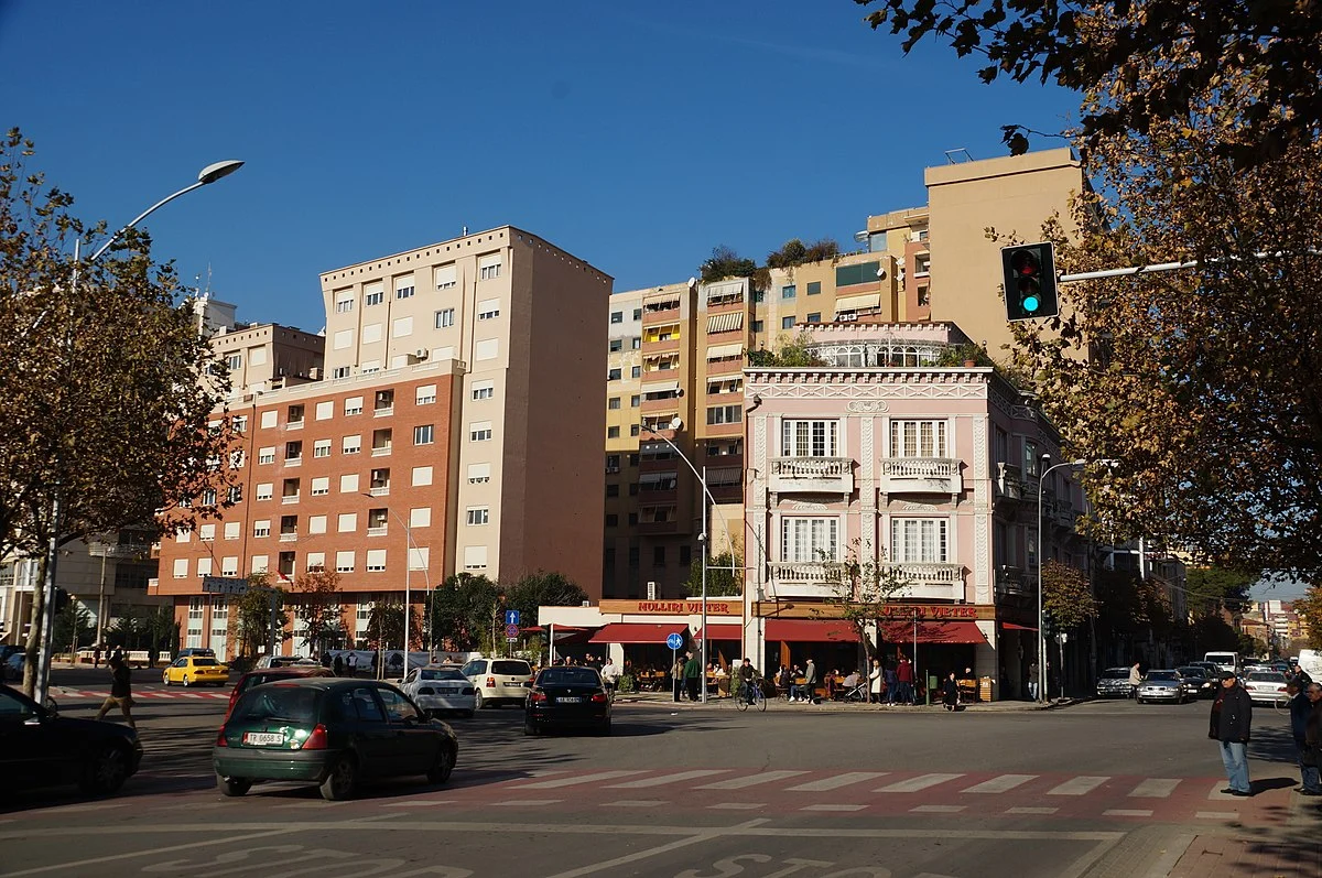 Moderne Gebäude im Zentrum von Tirana