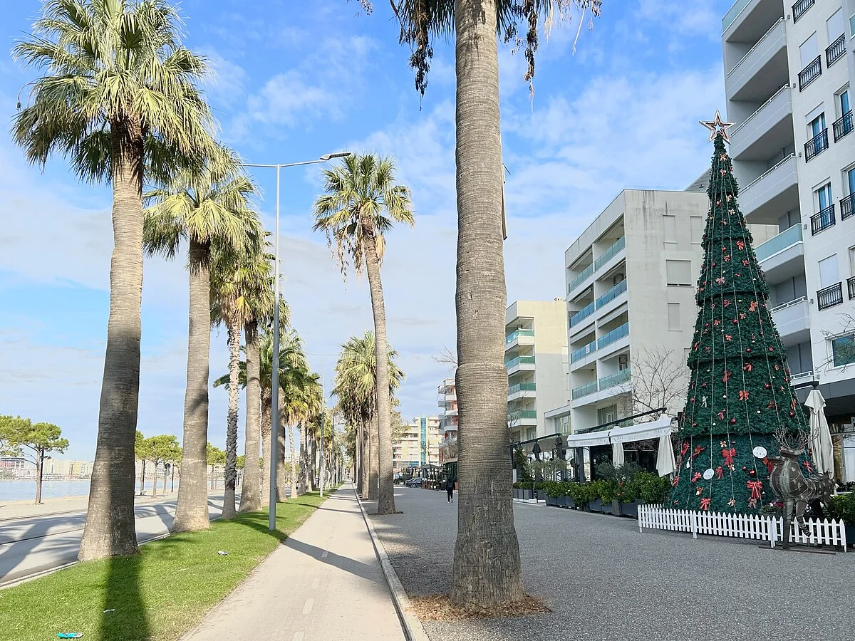 Straße an der Bucht von Vlora zur Weihnachtszeit
