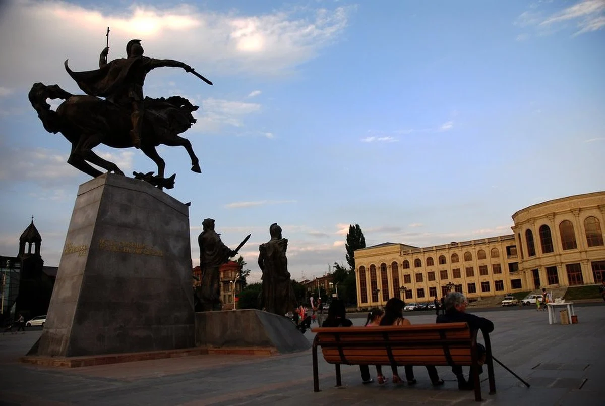 Vardanants-Platz mit der Statue des heiligen Vardan und dem Rathaus
