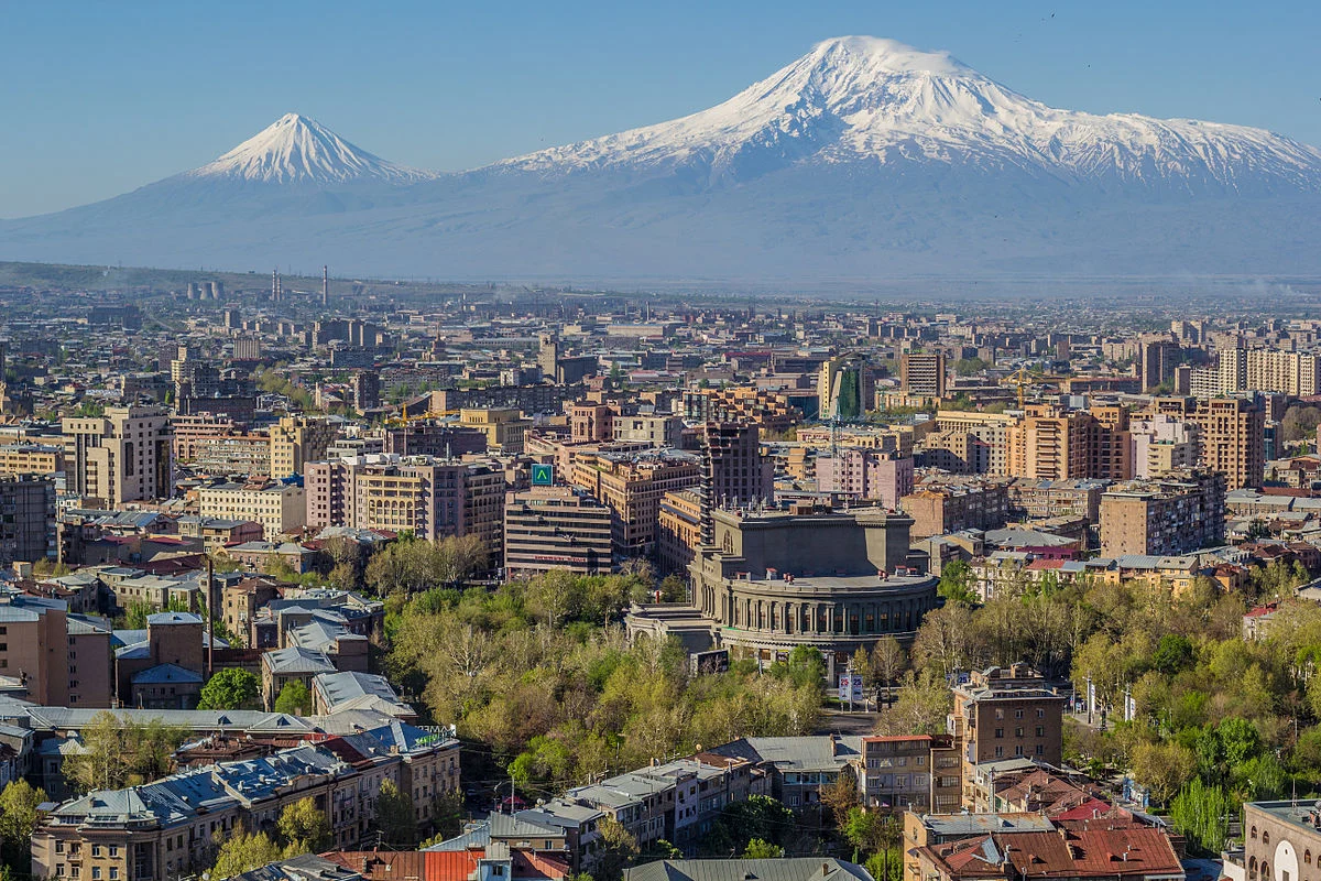 Der Ararat hinter der Skyline von Jerewan