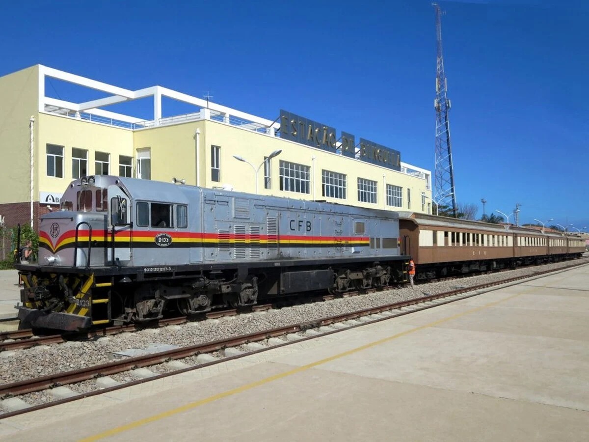 Lokomotive im Bahnhof von Benguela