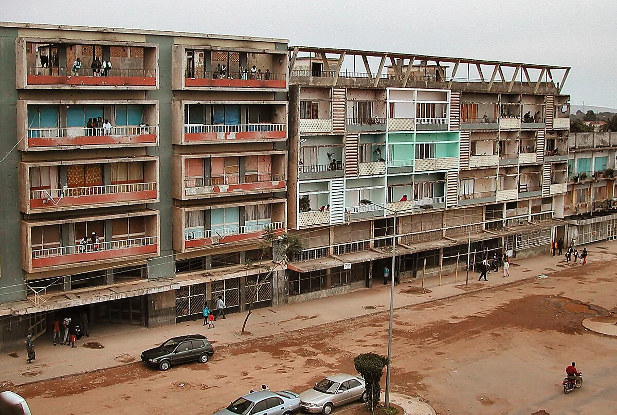Gebäude in der Rua Cinco in Huambo