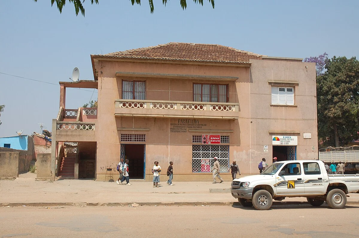 Gebäude in der Rua Teixeira da Silva in Huambo