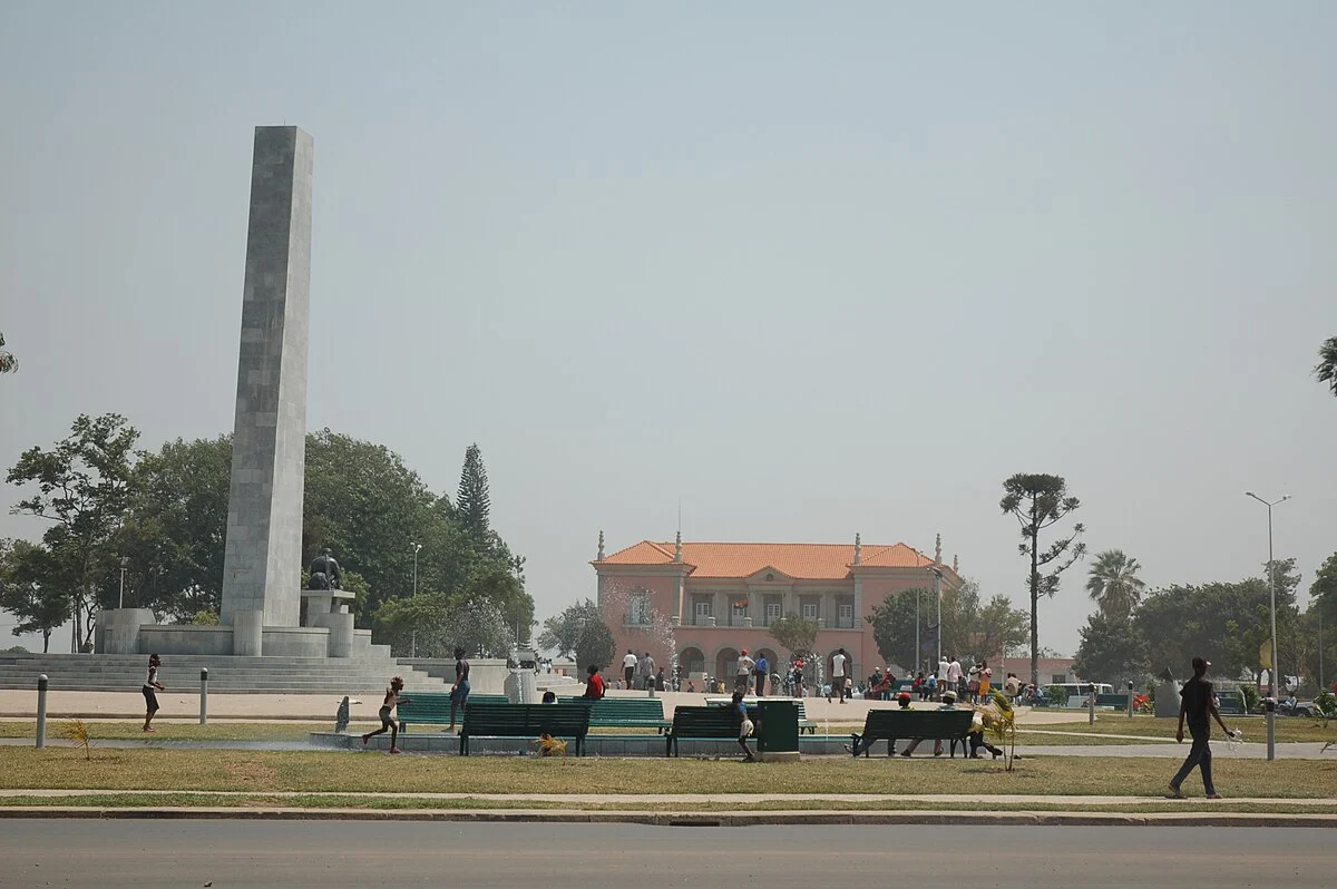 Zentraler Kreisverkehr und Gouverneurspalast in Huambo