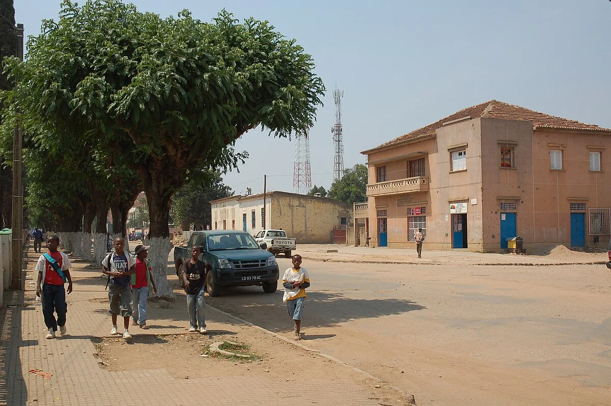 Gebäude in der Rua Teixeira da Silva in Huambo