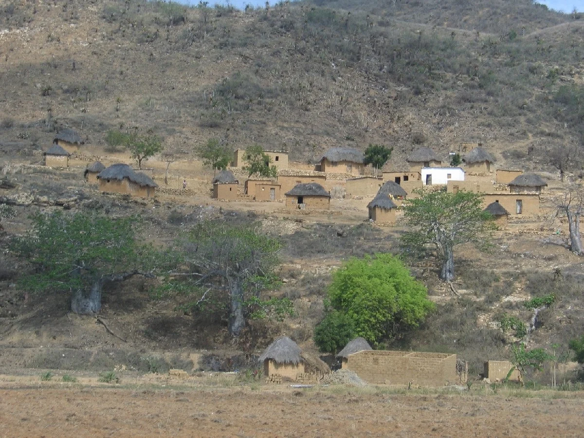 Ländliche Siedlung in der Nähe von Sumbe an der Strasse Luanda-Lobito in Angola