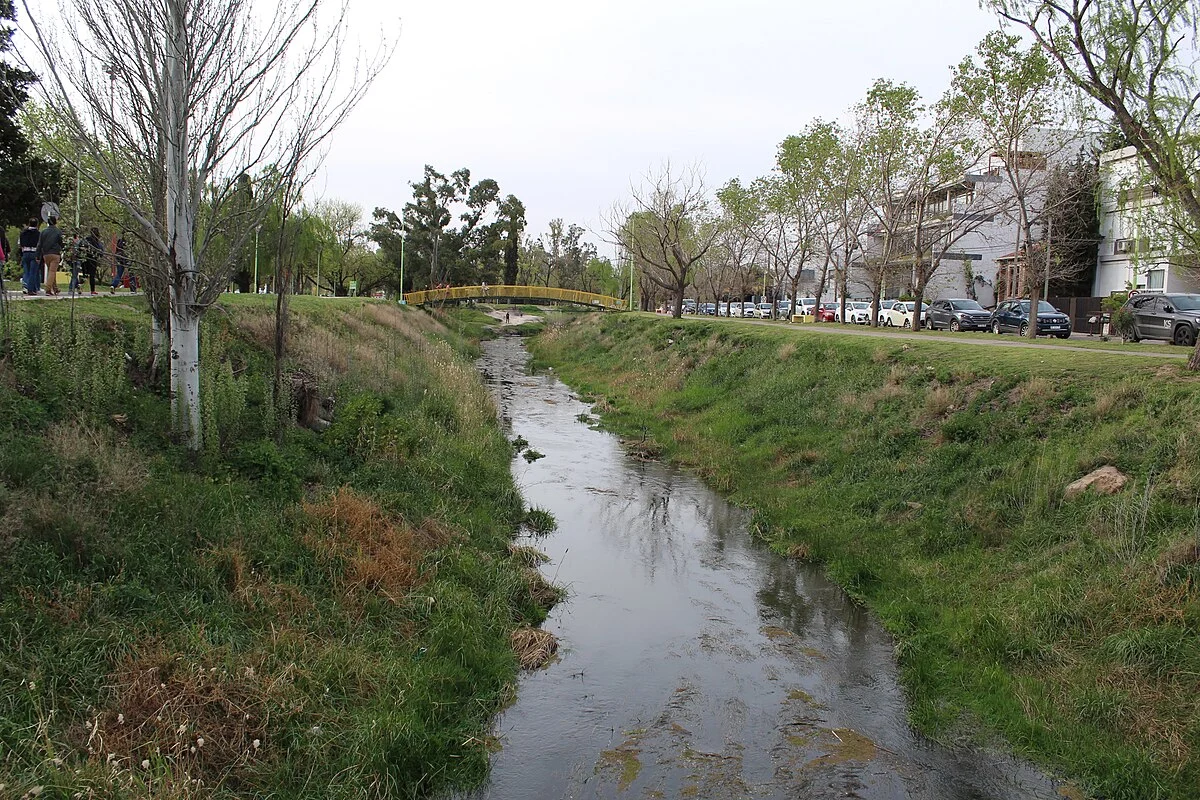 Der Arroyo Napostá Grande in der Stadt