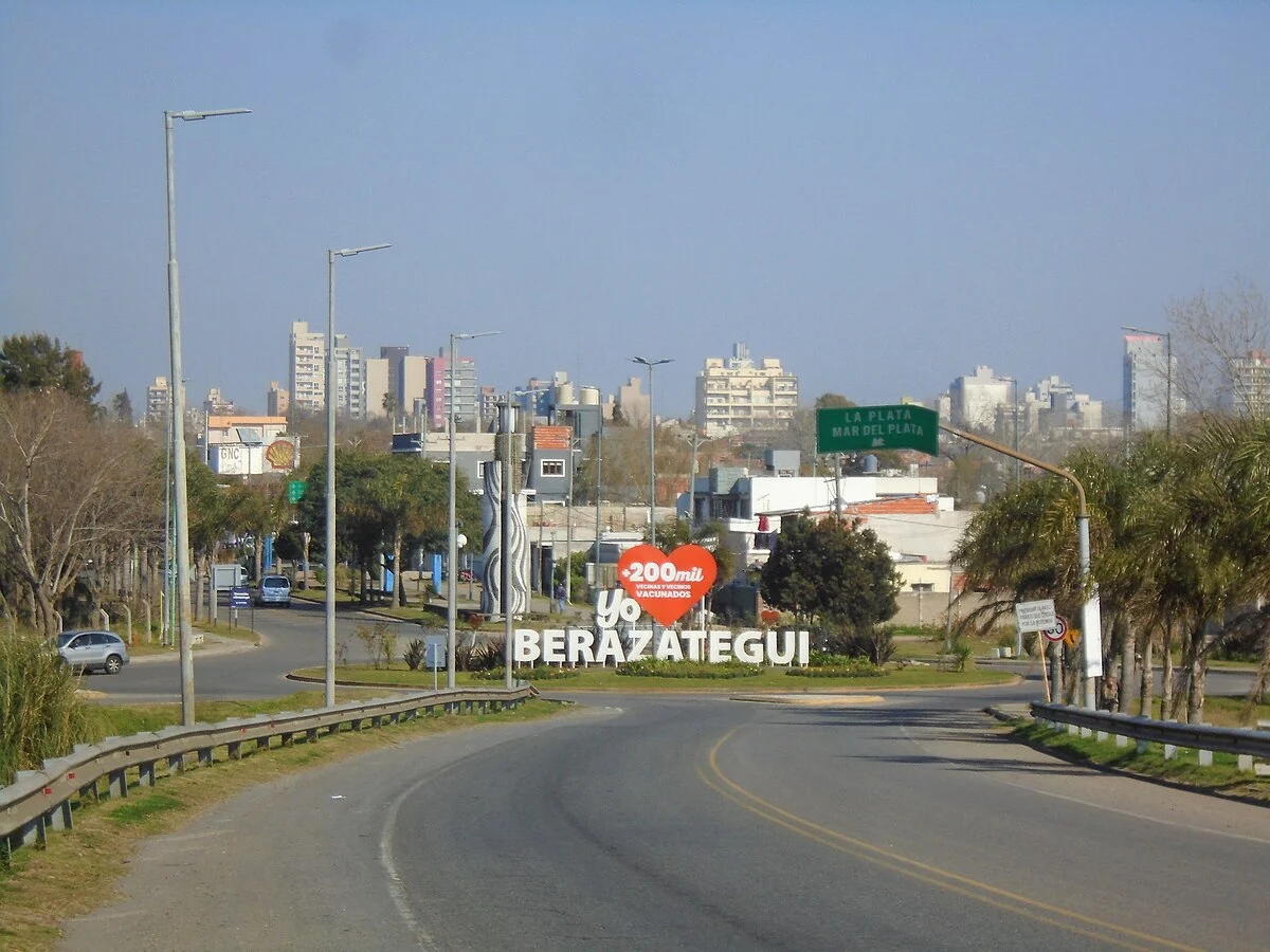 Zufahrt nach Berazategui von der Autobahn Buenos Aires–La Plata