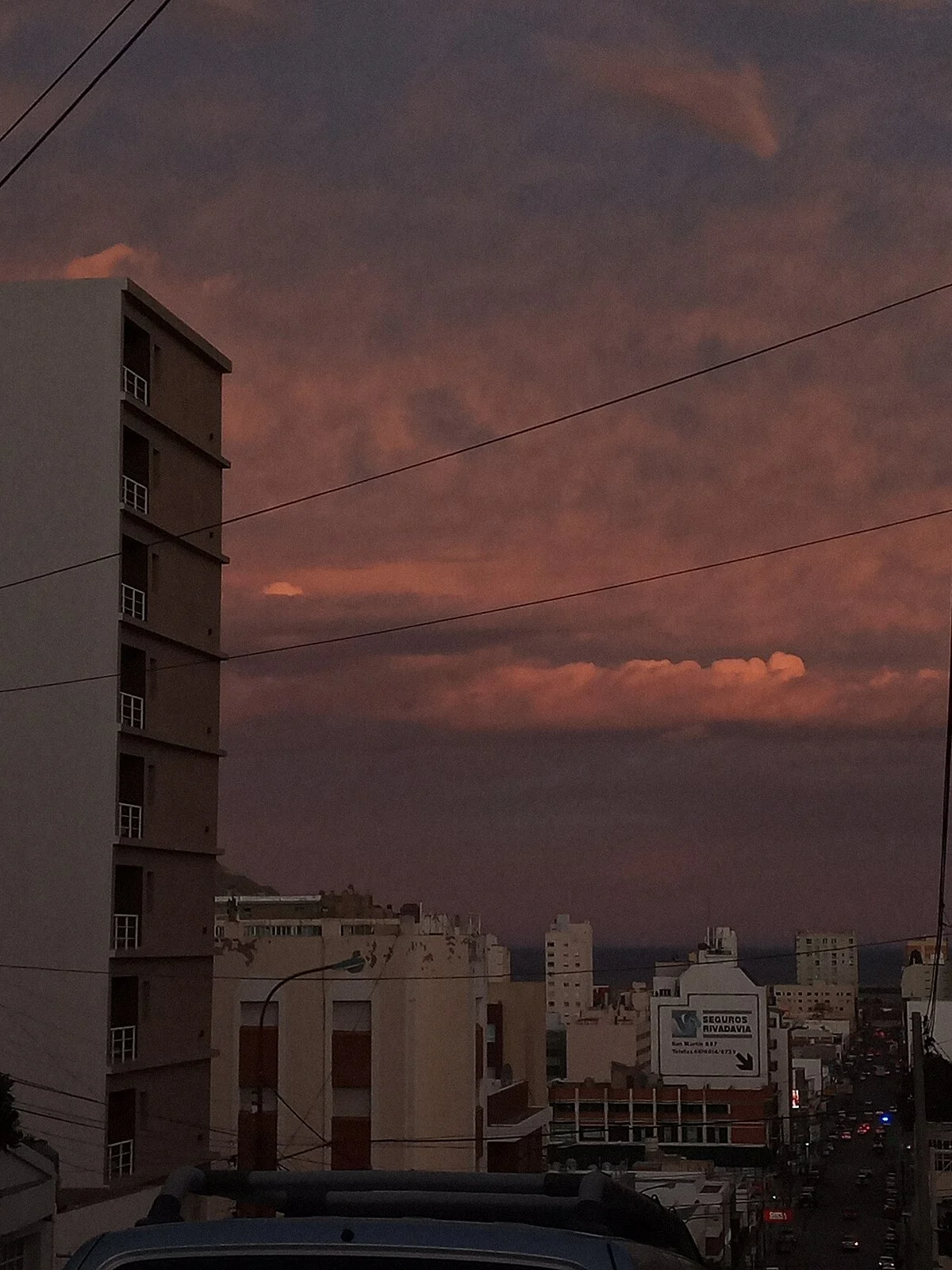 Sonnenuntergang über dem Zentrum von Comodoro Rivadavia