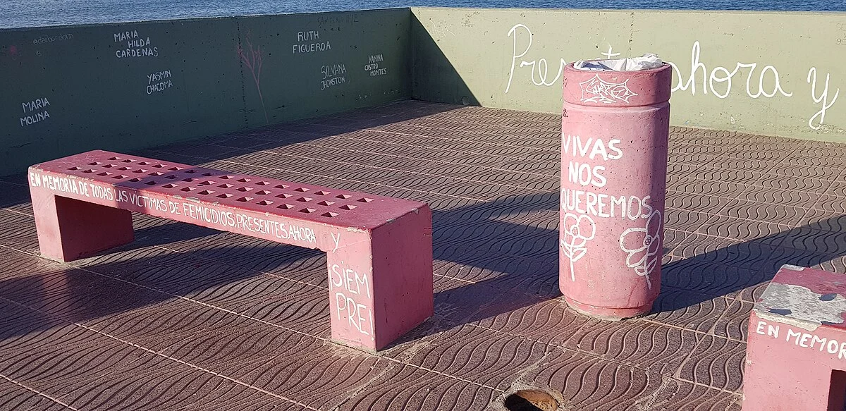 Rote Bank an der Küstenpromenade