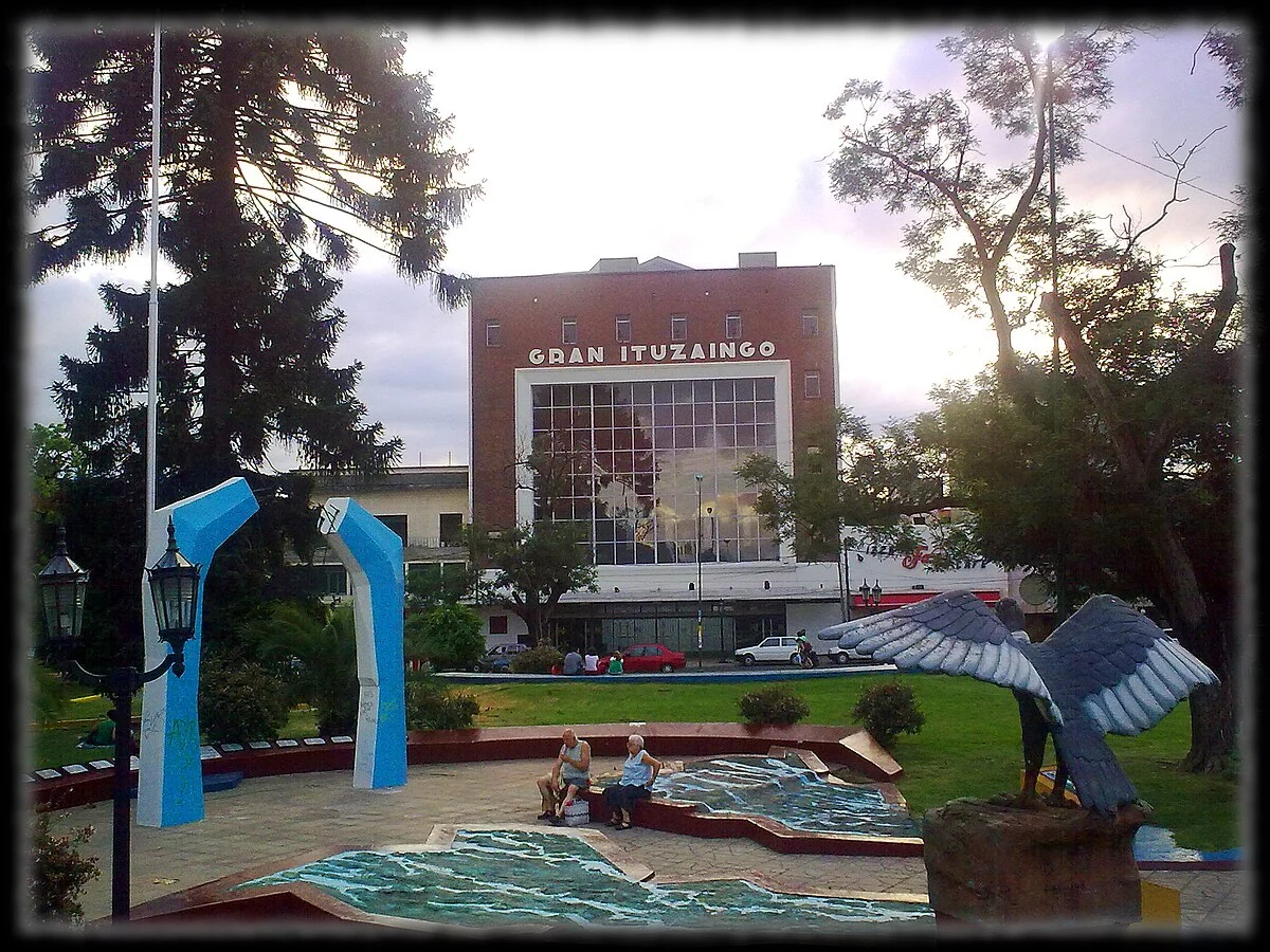 Stadtplatz mit dem Kino Gran Ituzaingó