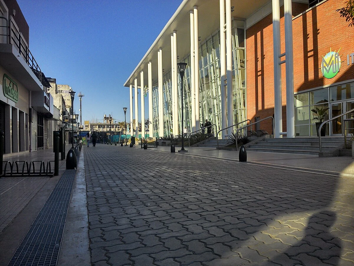 Rathaus und Promenade in Ituzaingó