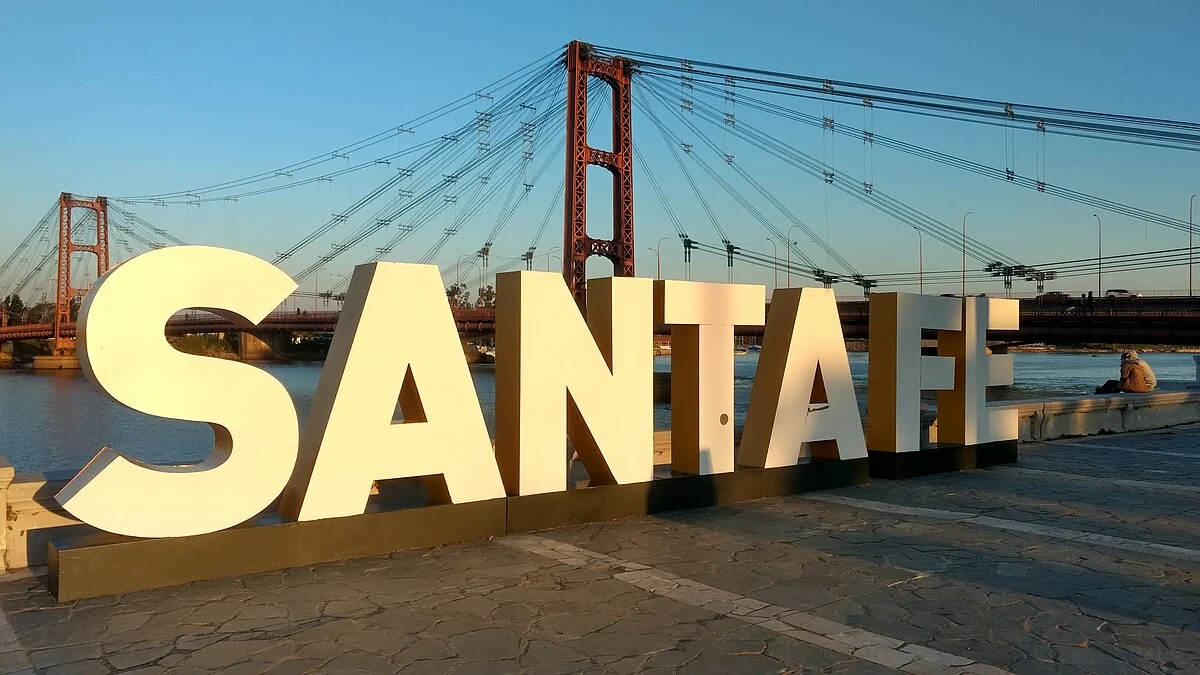 Der Santa-Fe-Schriftzug an der Costanera