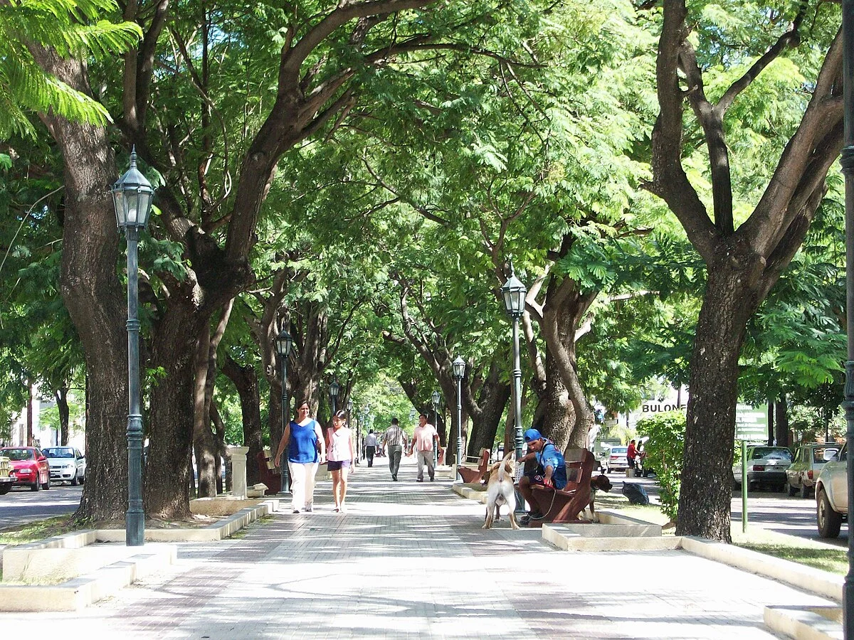 Der Paseo España in Santiago del Estero