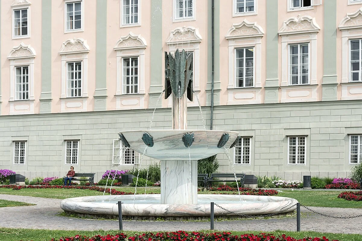 Brunnen «Der Gesang» mit Bronze-Masken von Kiki Kogelnik, Landhauspark von Klagenfurt, Innere Stadt, Statutarstadt Klagenfurt, Kärnten…