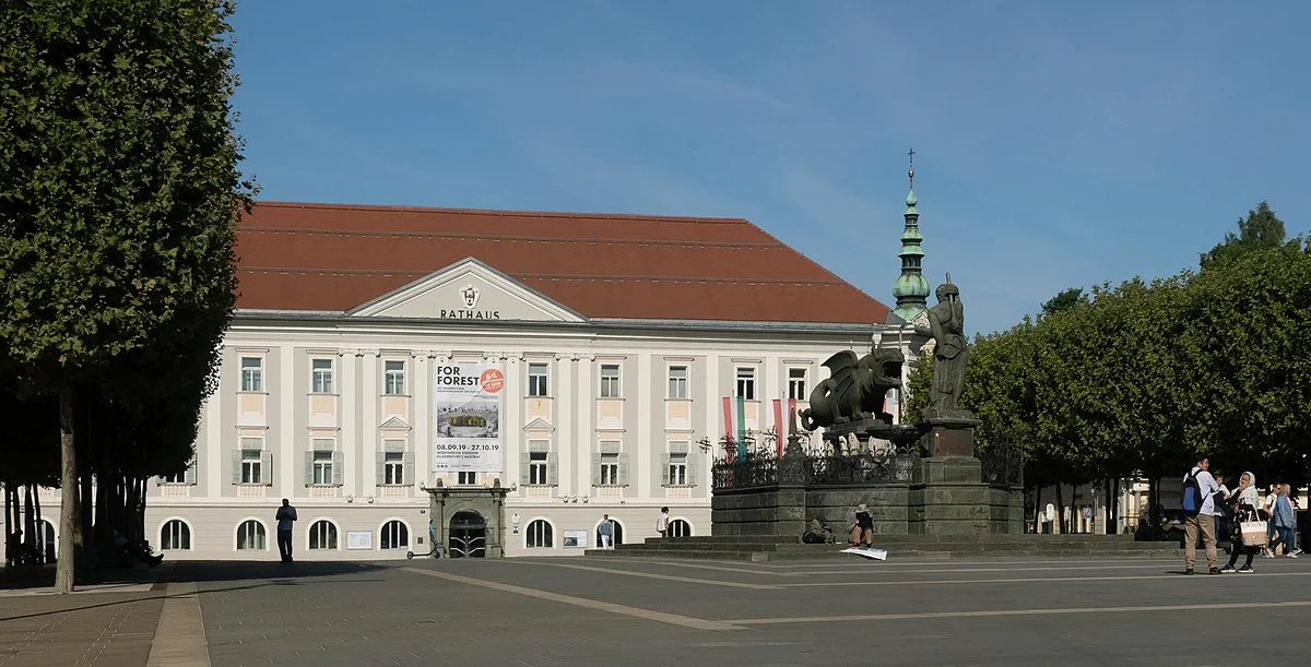 Klagenfurt am Wörthersee, Strassebild Neuer Platz mit Rathaus