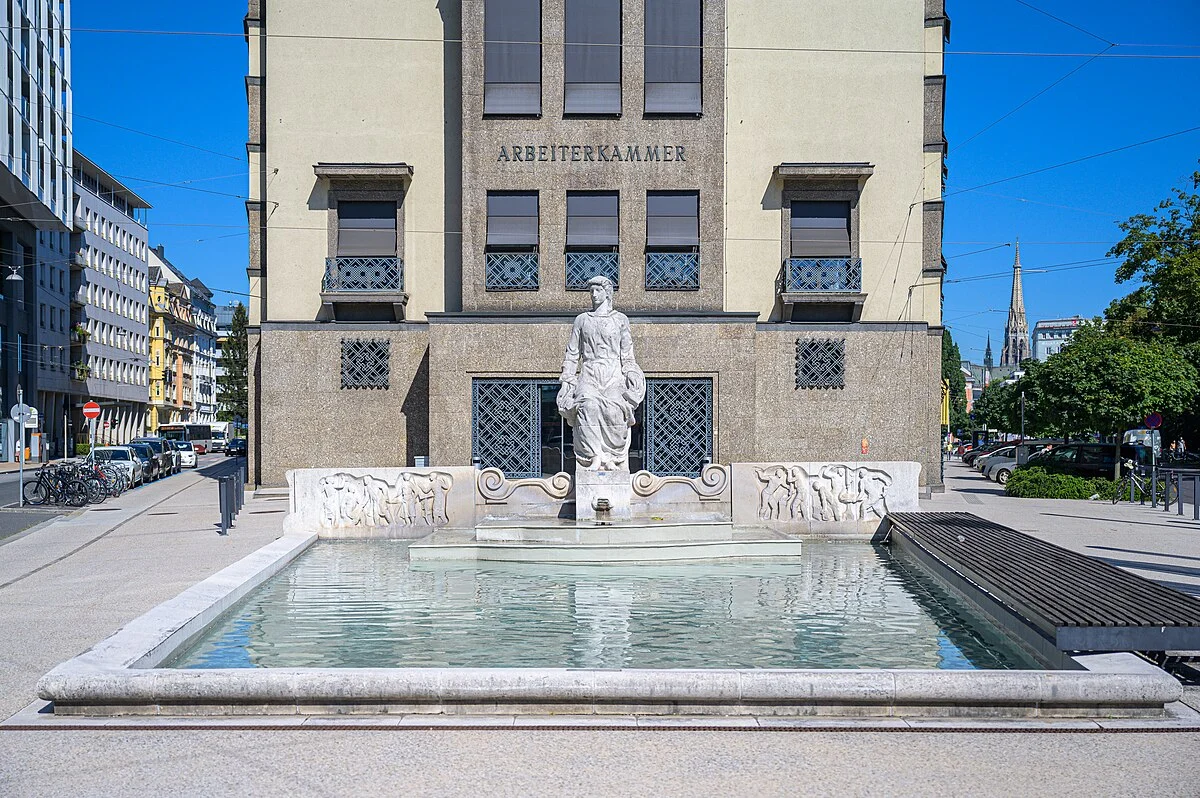 Der Brunnen vor der Arbeiterkammer in Linz erinnert an den Wiederaufbau des Kammergebäudes im Jahre 1950.