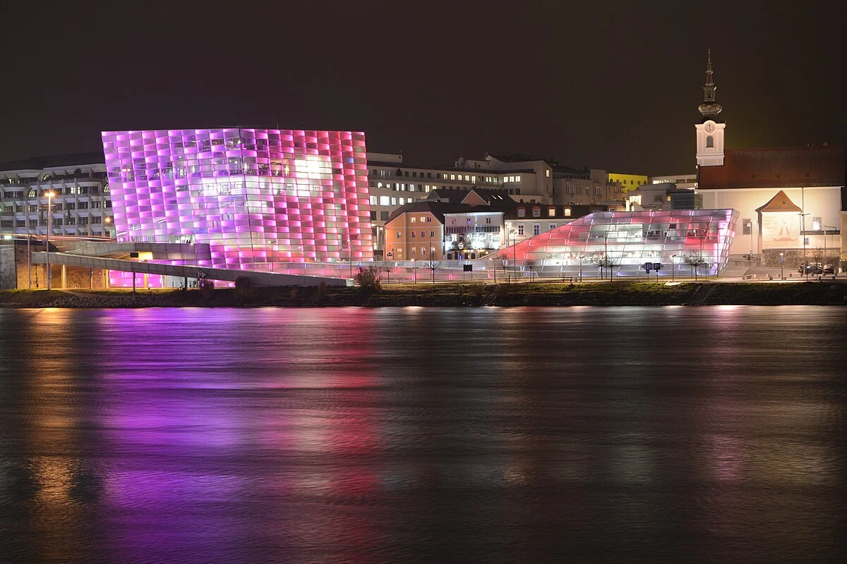 Das ARS Electronica Center vom Lentos Kunstmuseum aus gesehen.