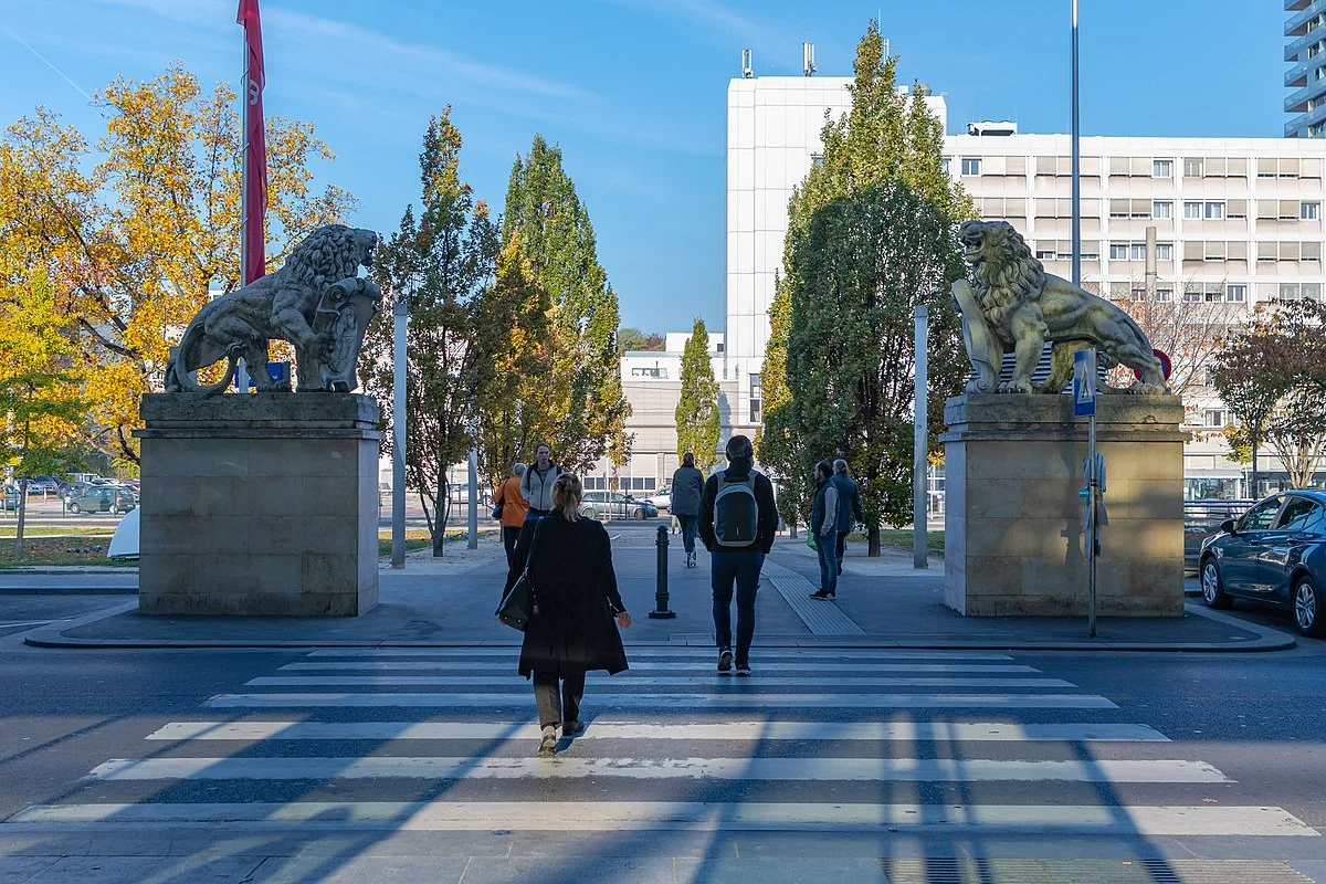 Der Platz bei den Löwen vor dem Hauptbahnhof in Linz ist ein Treffpunkt den jeder kennt.