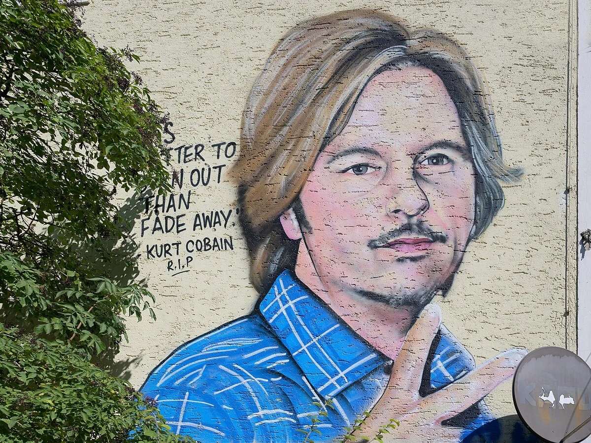 Der australische Graffitikünstler Lush Sux sprühte das Porträt von David Spade und einen Spruch von Kurt Cobain an die südliche Wand des…