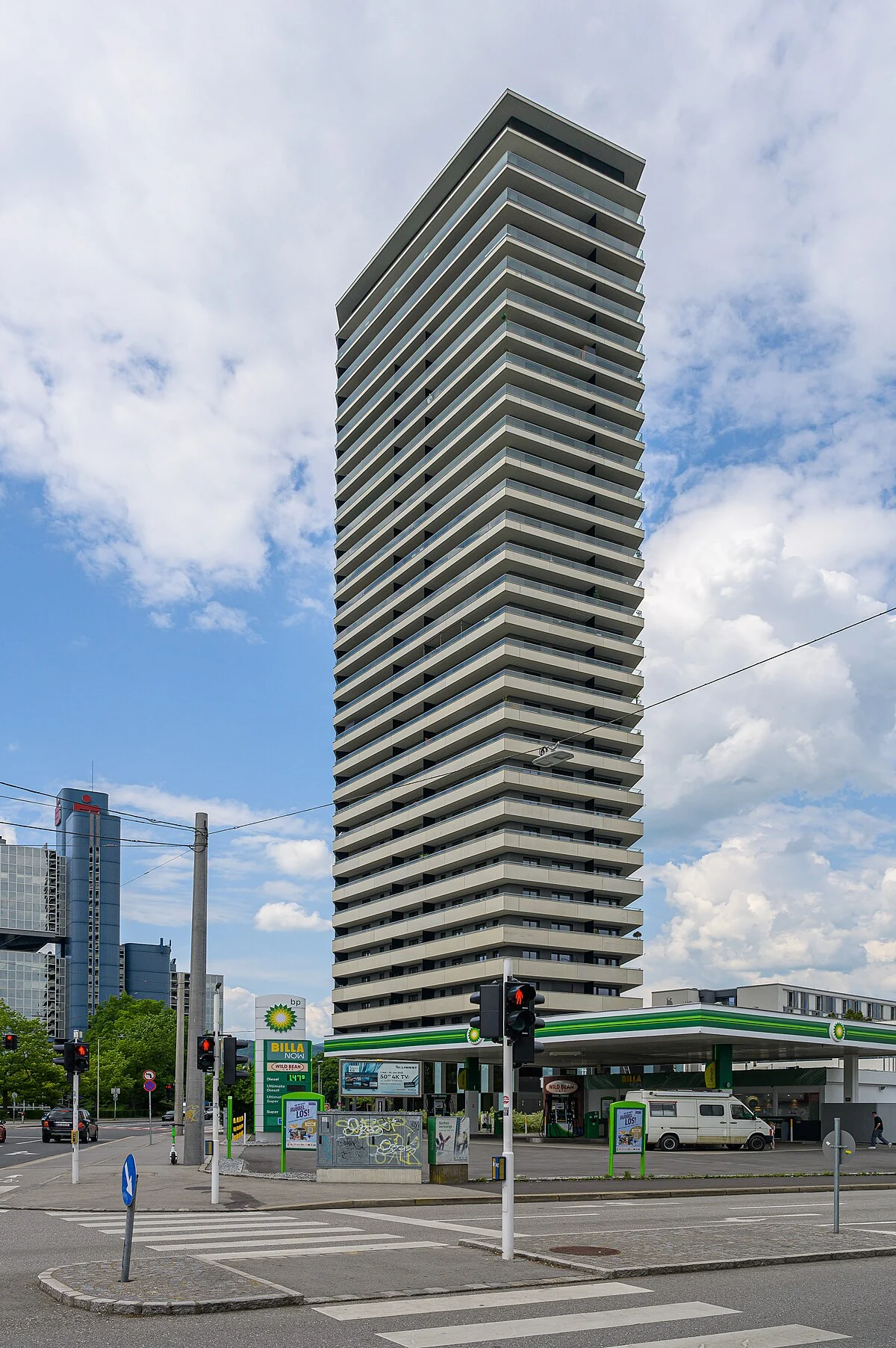 Der Bruckner-Tower in der Wildbergstraße in Linz hat eine Höhe von ca.