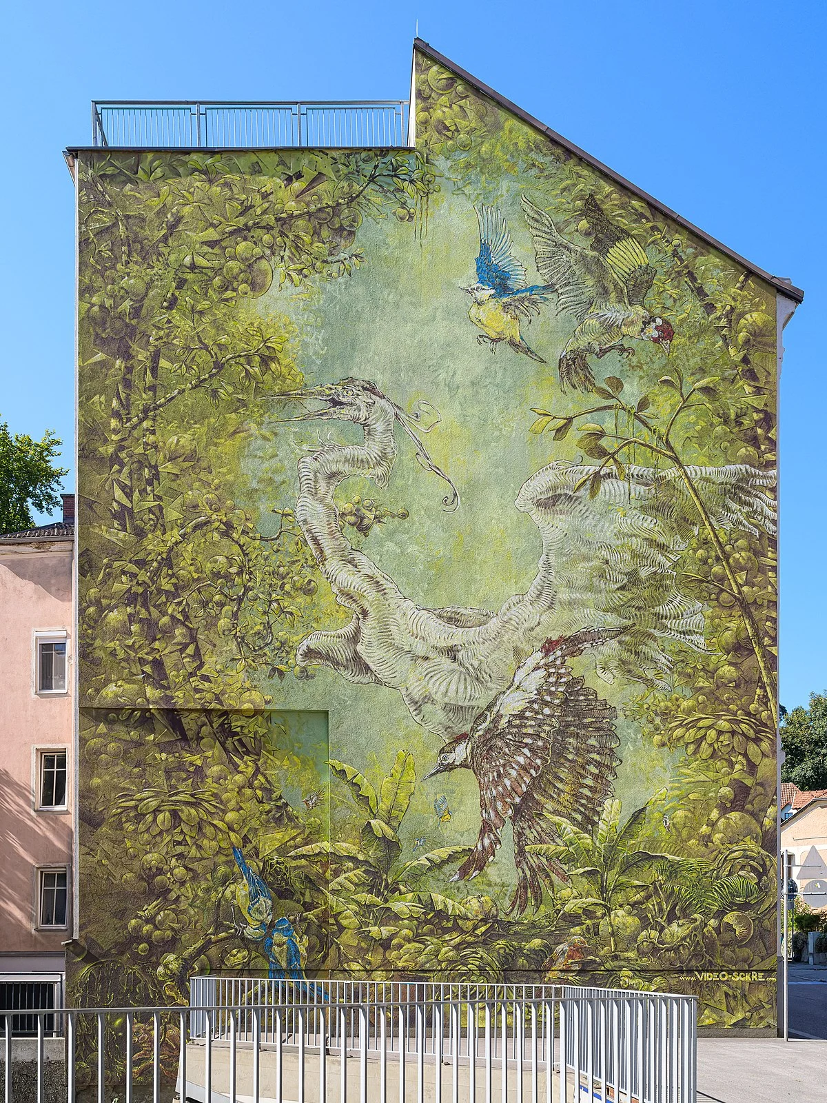 Das Künstlerduo Video-Sckre schuf das Mural mit Tier- und Naturmotiven an der nordöstlichen Wand des Hauses Lessingstraße 13 in Linz.
