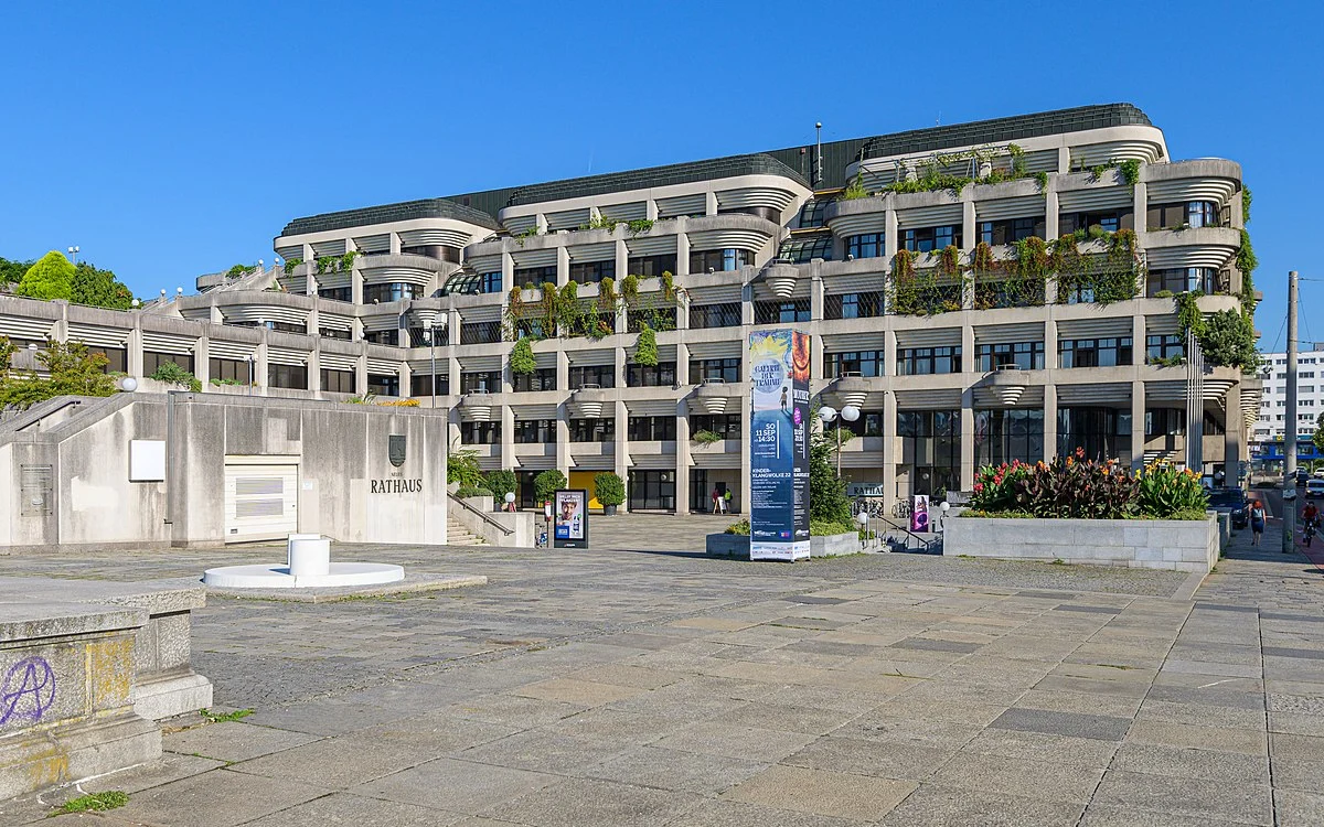 Das Neue Rathaus von Linz wurde zwischen 1980 und 1985 nach Plänen des Architektenteams Rupert Falkner und Anton Fürtler errichtet.
