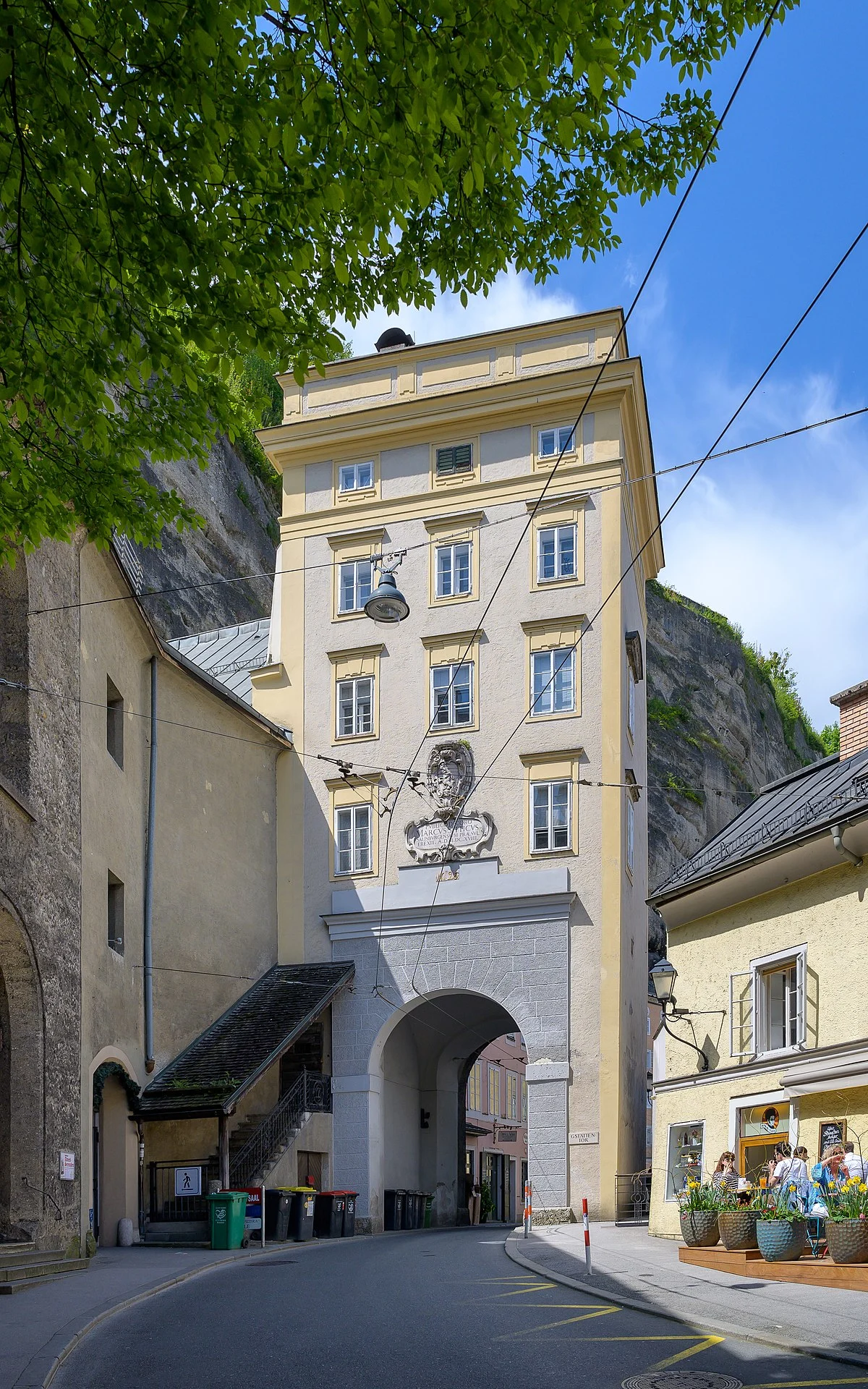 Das Gstättentor (Salzburg) wurde 1618 nach einem Brand neu aufgebaut .
