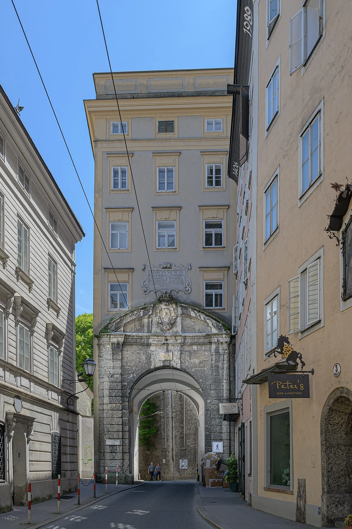 Das Gstättentor (Salzburg) wurde 1618 nach einem Brand neu aufgebaut .