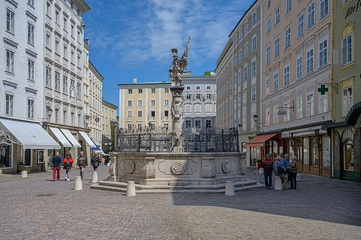 Die Elemente des Florianibrunnens am Alten Markt in Salzburg stammen aus verschiedenen Jahrhunderten.