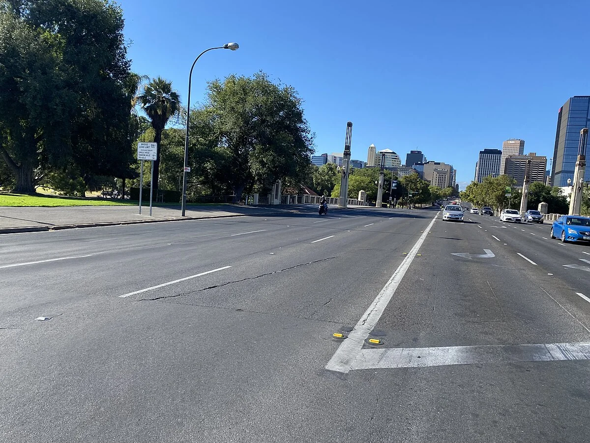 Die Adelaide Bridge an der King William Road