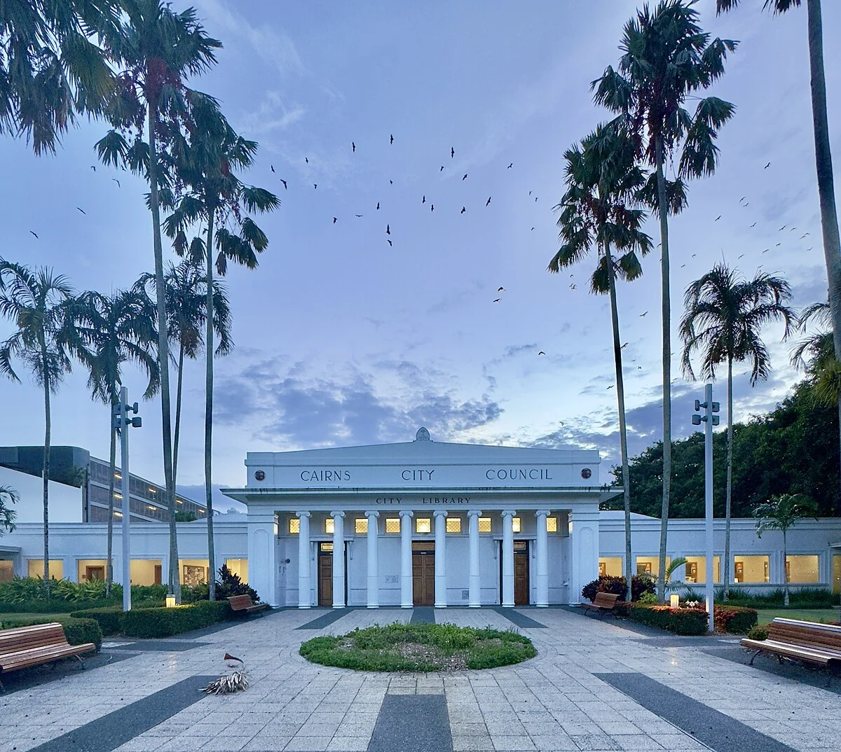 Die Stadtbibliothek von Cairns in der Dämmerung