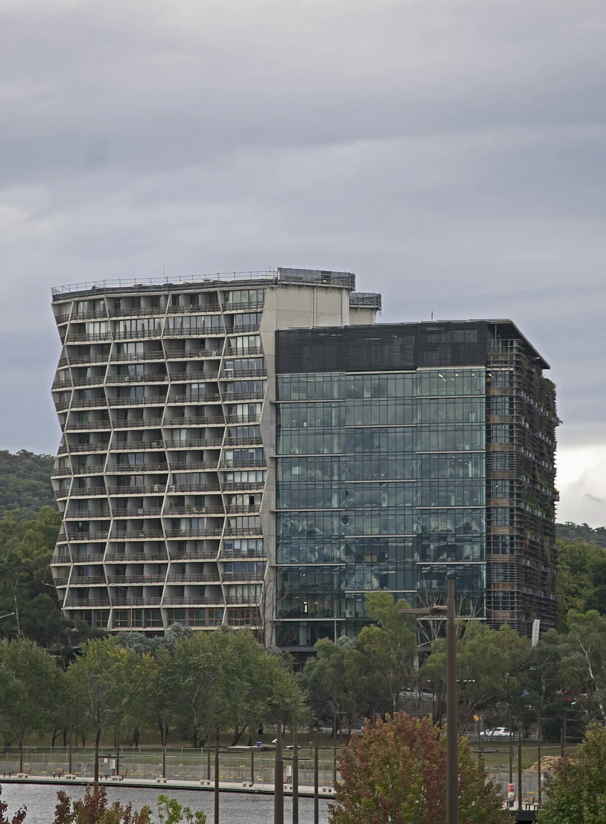 Apartments in New Acton, gesehen von der Commonwealth Avenue Bridge