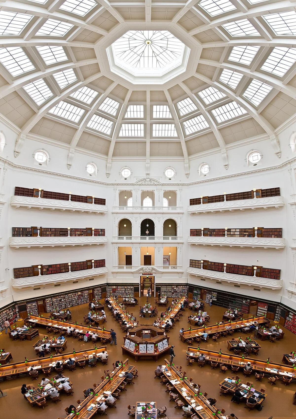 Dies ist ein vom fünften Stockwerk aus aufgenommenes Panoramafoto des La Trobe-Lesesaals der Staatsbibliothek von Victoria, Bundesstaat von…