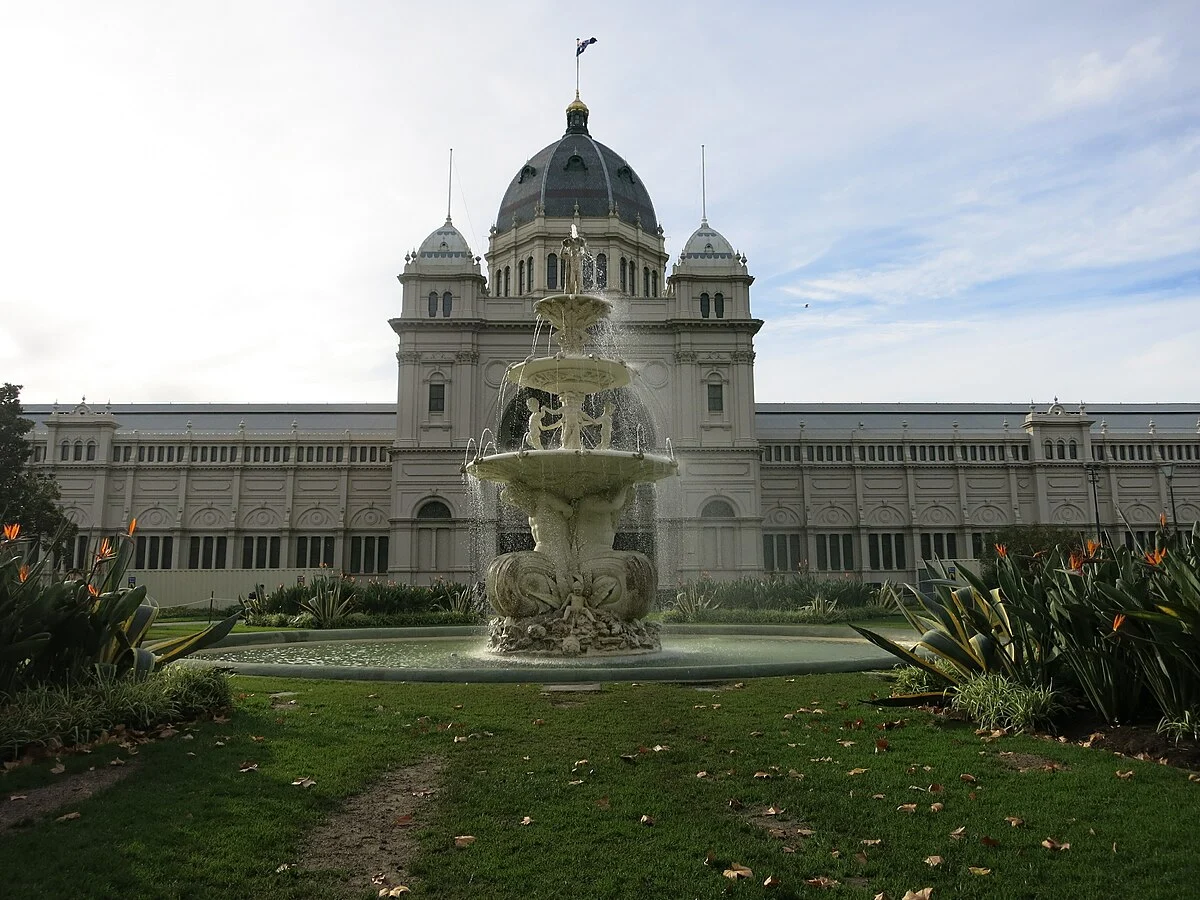 Das Royal Exhibition Building mit Brunnen