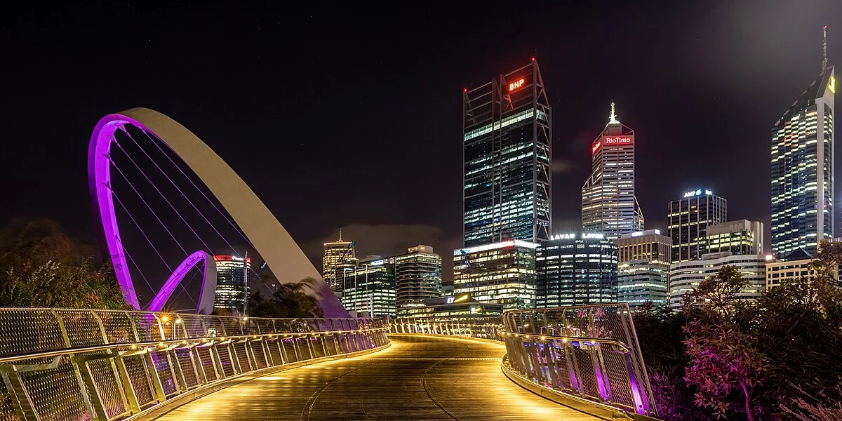 Elizabeth Quay Bridge, Perth, Western Australia, Australien Die Elizabeth Quay Bridge ist eine markante Fußgängerbrücke im Stadtzentrum von…
