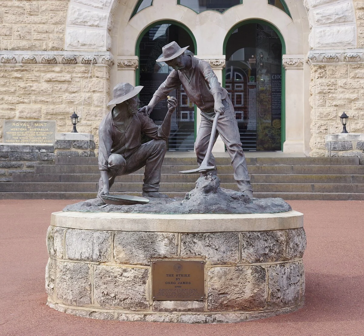 Die Statue „The Strike“ vor der Perth Mint