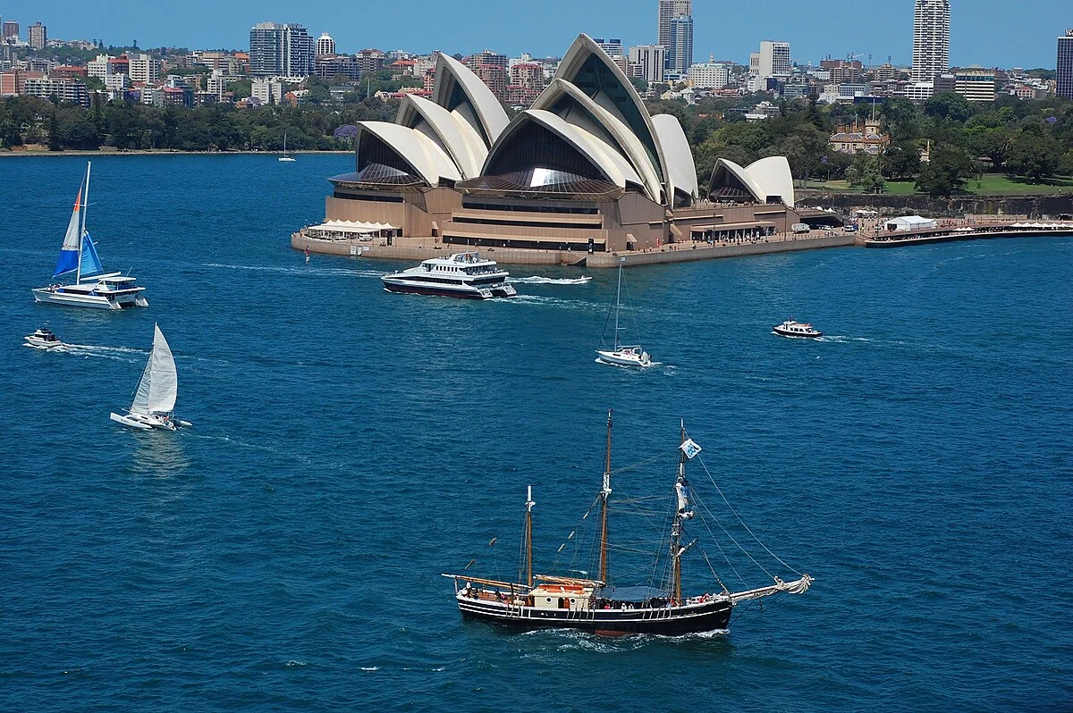 Das Opernhaus von Sydney mit Segelschiff