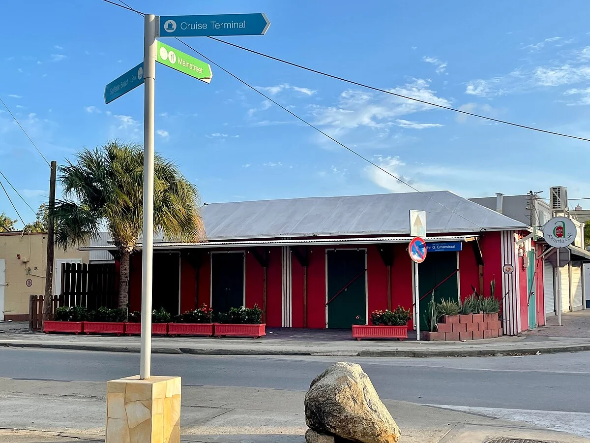 Eckhaus an der Hendrikstraat in Oranjestad